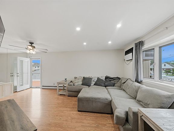 3rd image of 4 Farragut Avenue