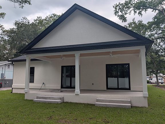 2nd image of 1025 Myrtle Dr.