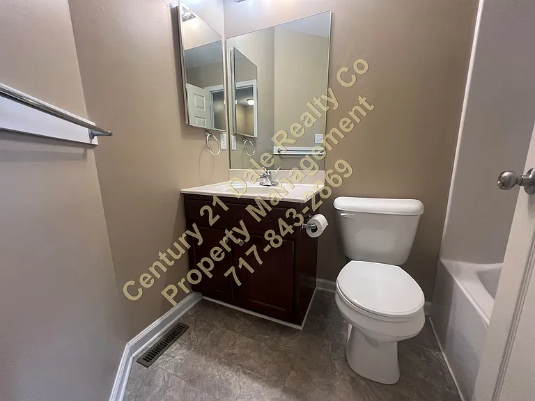 210 Royal Dr — Photo 16