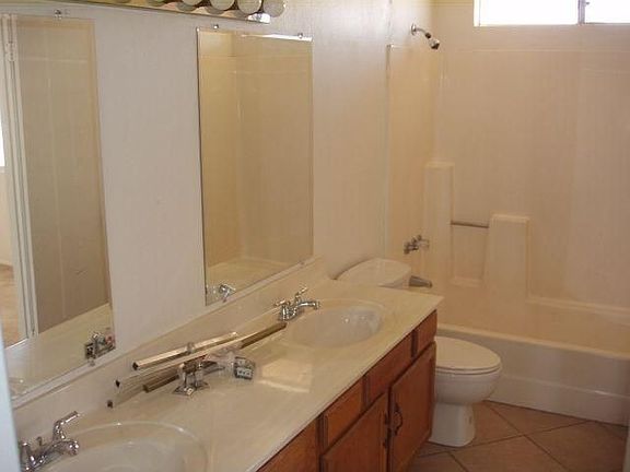 4th image of 3528 W Oakland St