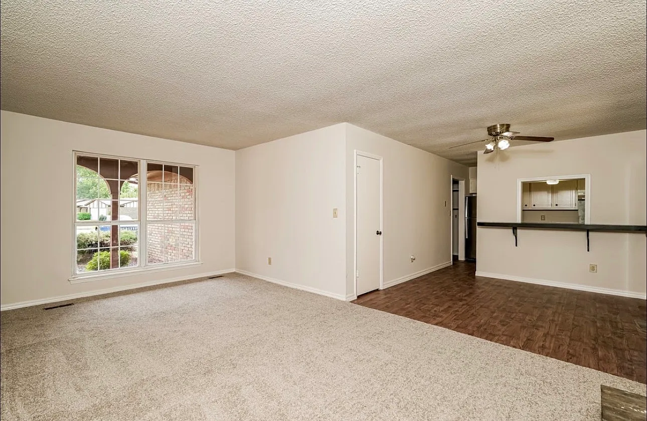 3 bed, 1120 sqft, $1,290 — Photo 1