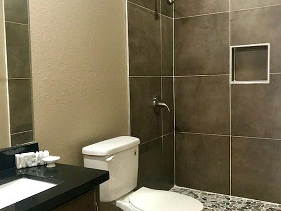 4th image of 2221 Fullerton Ave