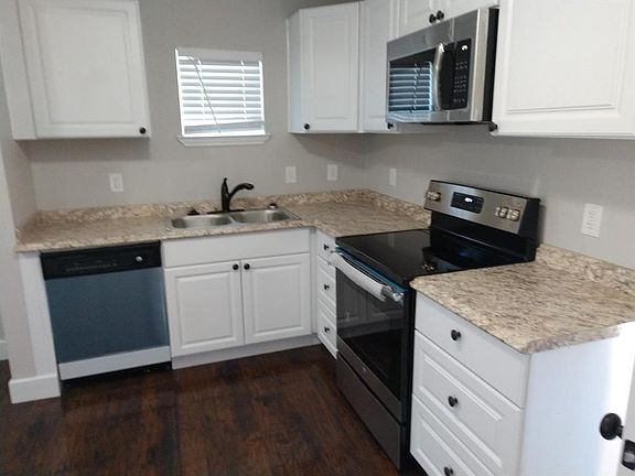 5th image of 209 Henry St