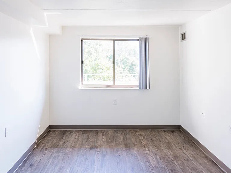 Euclid Beach Apartments — Photo 8