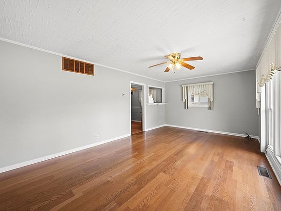 4th image of 437 Indianwood Blvd