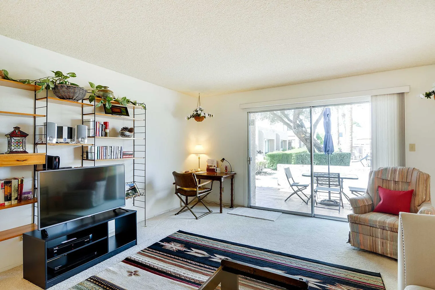 2 bed, 1.0 bath, 1011 sqft, $2,741 — Photo 2