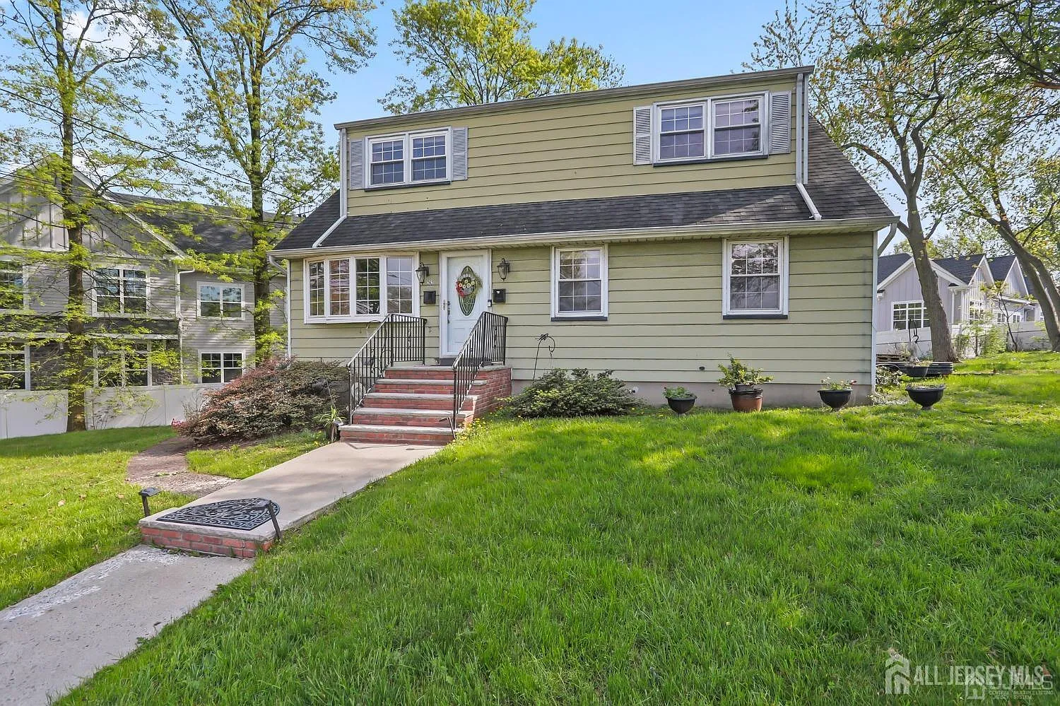 3 bed, 1.0 bath, 931 sqft, $2,600 — Photo 1
