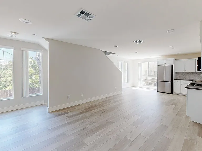 953 N Mariposa Ave #2 — Photo 6