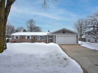 550 Rolling Green Dr, Green Bay, WI 54313