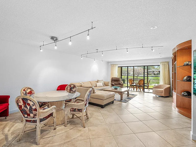 22 Westgate Ln #E — Photo 8