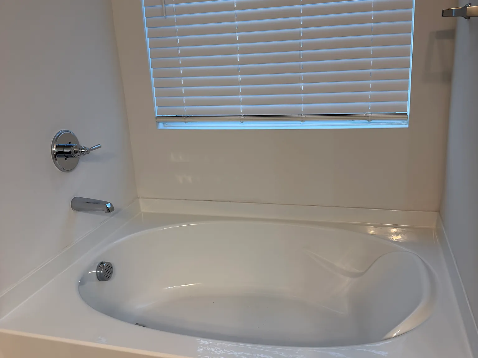 4 bed, 2565 sqft, $2,300 — Photo 4