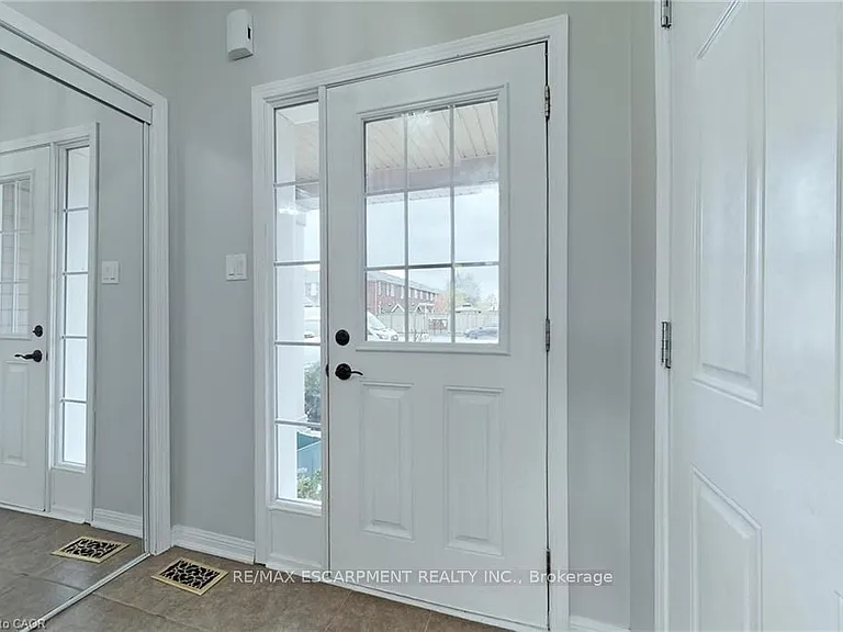 1005 Farmstead Dr #MAIN UPPER — Photo 2