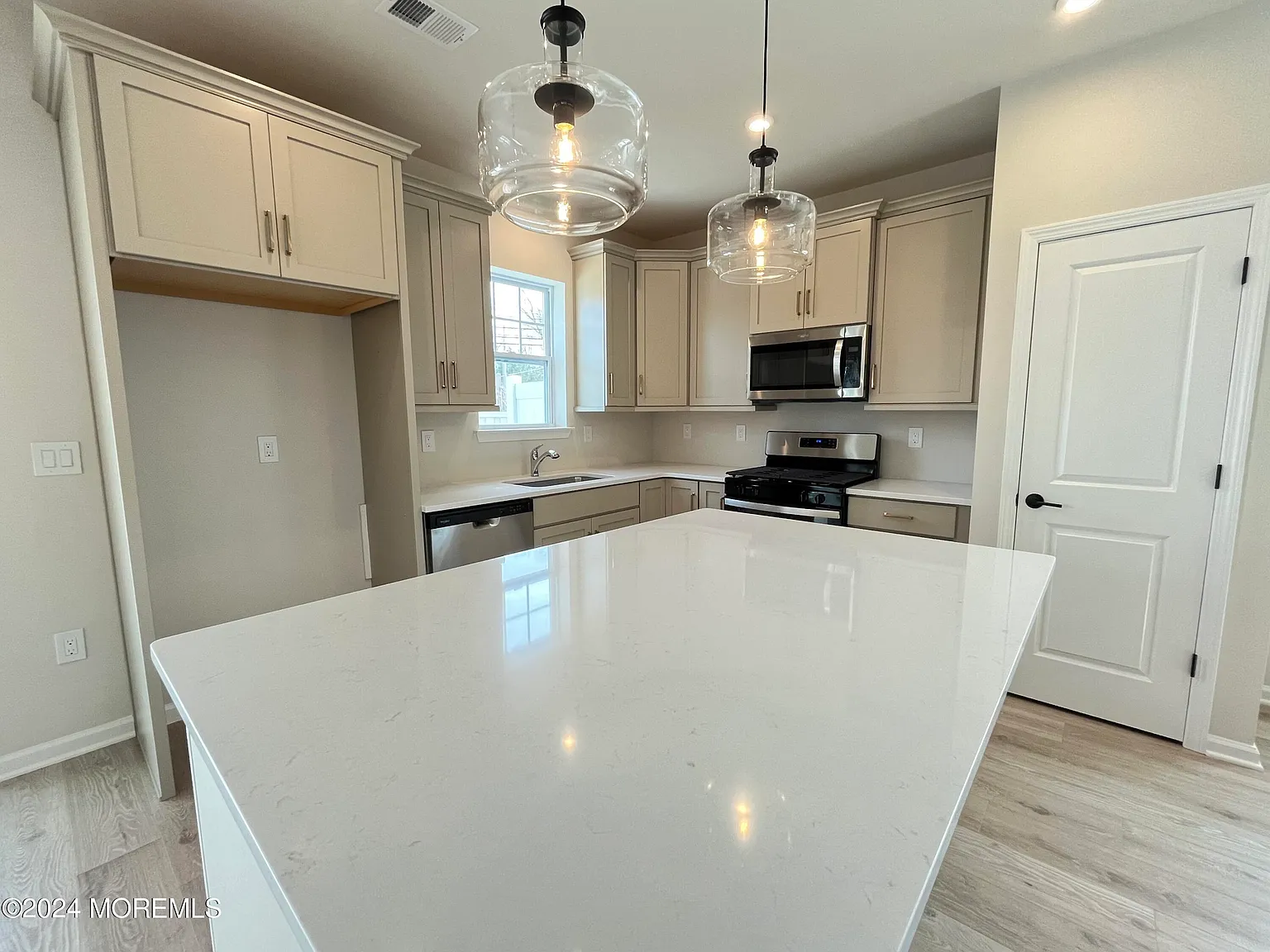 3 bed, 2.5 bath, 1842 sqft, $4,400 — Photo 2