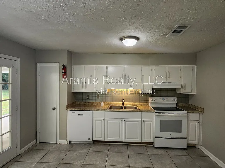 3894 Cindy Dr — Photo 3