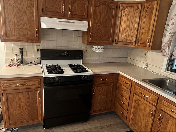 3rd image of 551 Williams St N