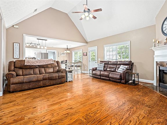 3rd image of 4146 Surrey Ln