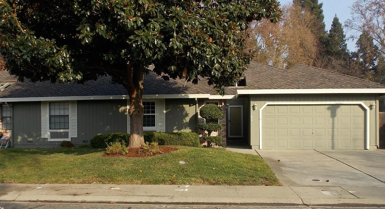 1163 Spruce Tree Cir photo 1