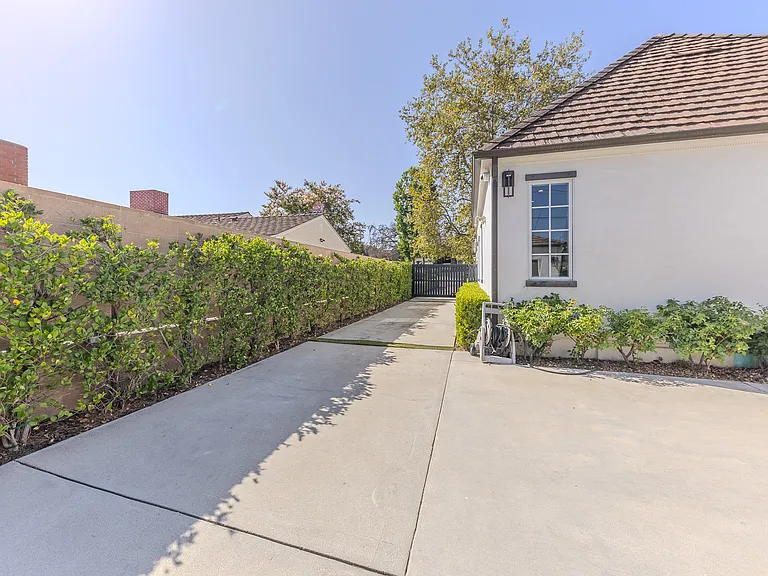 2150 S El Molino Ave — Photo 54