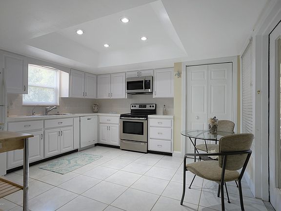 5th image of 101 Carmen St