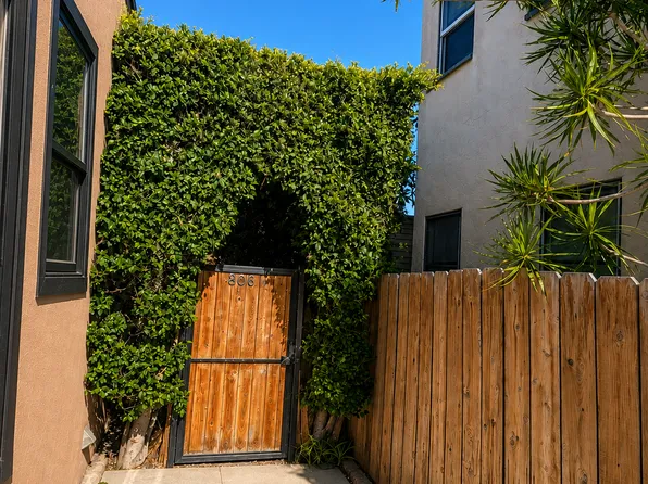 806 1/2 N Citrus Ave, Los Angeles, CA 90038