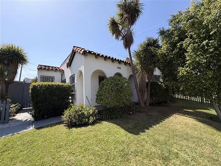 586 E Fairview Blvd — Photo 2