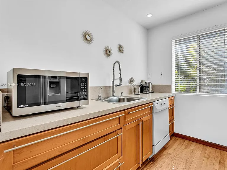 10004 E Bay Harbor Dr #9 — Photo 9