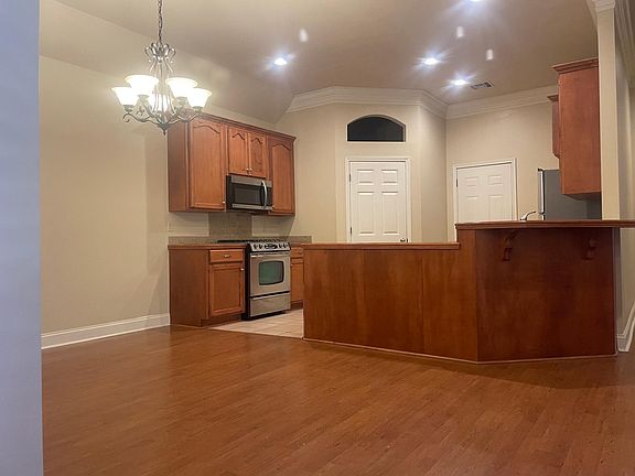 3rd image of 128 Oakbend Dr