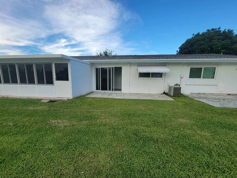 1009 NW 88th Ave — Photo 13