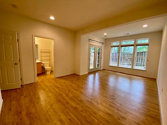 4th image of 809 Rainier Rd