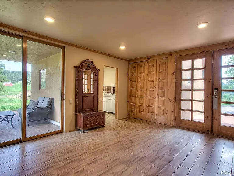 575 Spring Ranch Dr — Photo 2