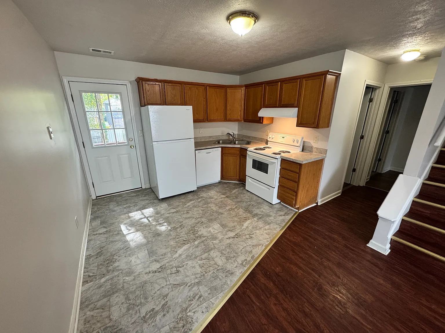 3 bed, 1040 sqft, $1,695 — Photo 4