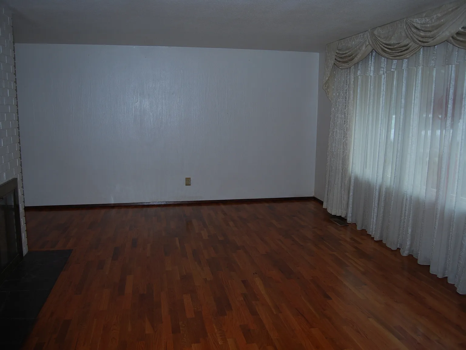 3 bed, 1.5 bath, 1650 sqft, $2,400 — Photo 4