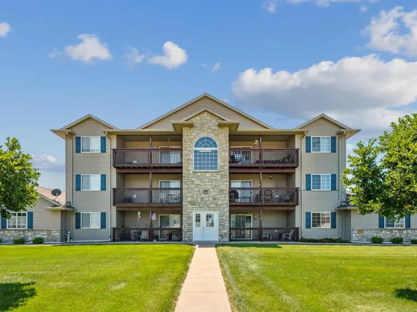 121 E Price St Unit 102, Eldridge, IA 52748