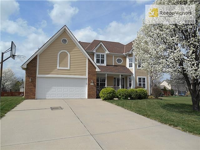 1st image of 404 SE Canterbury Ln
