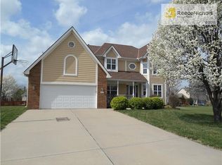 404 SE Canterbury Ln, Lees Summit, MO 64063