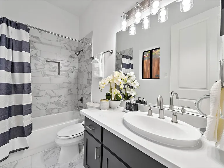 709 Reinicke St — Photo 29