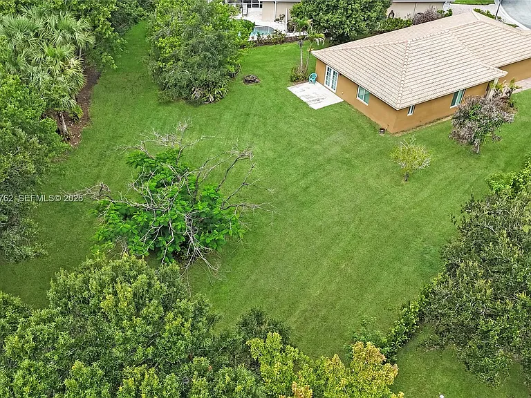 5603 SE Graham Dr — Photo 2