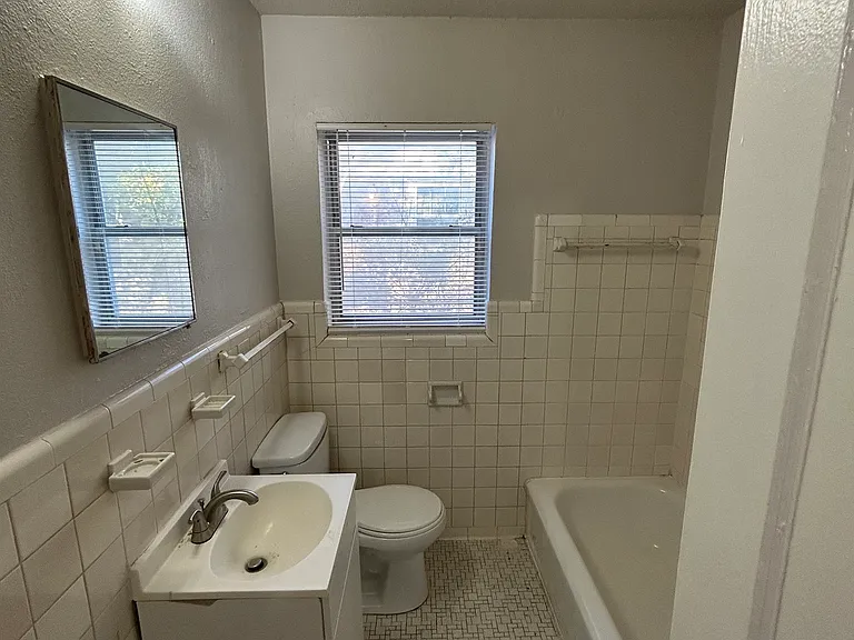 2200 NE 24th St — Photo 5