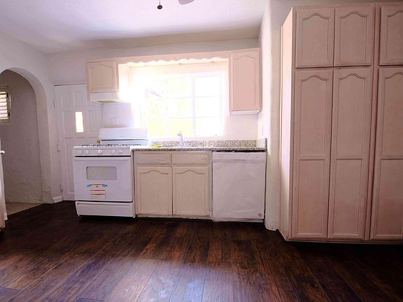 Spacious Kitchen with Lots of storage
