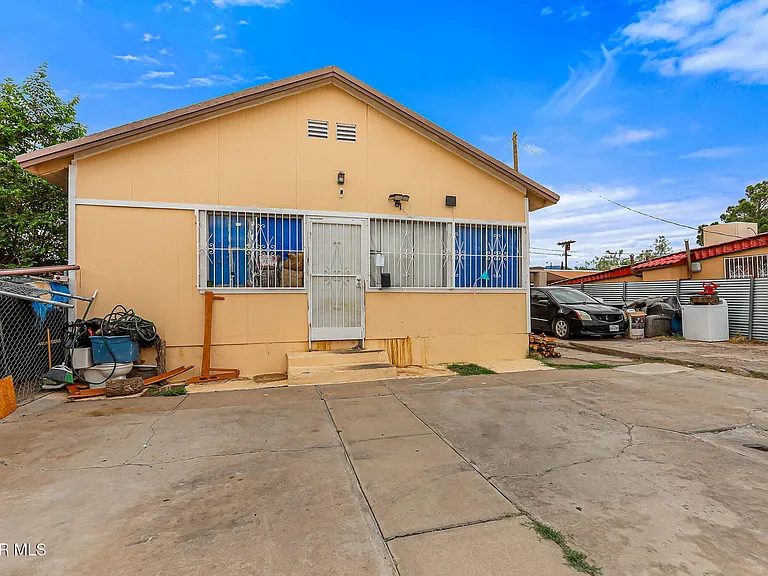 209 N Seville Dr — Photo 2