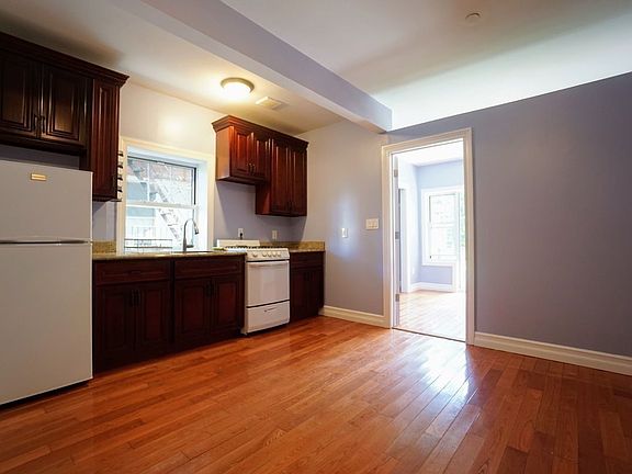 3rd image of 130 E 107th St #B