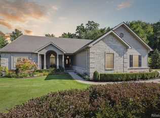 9449 Sheltering Oaks Dr, Brighton, MI