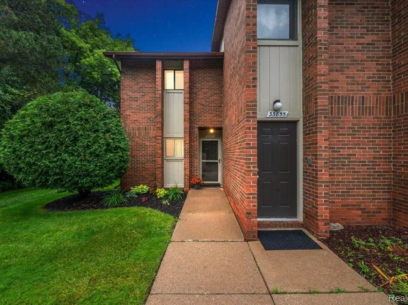 33847 Pondview Cir, Livonia, MI 48152