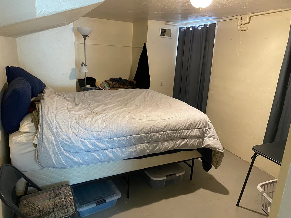 Bedroom with queen zise bed