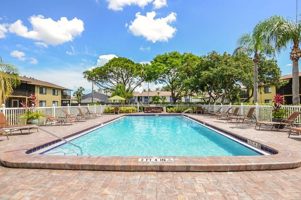 Bay Club Apartment Homes — Photo 1