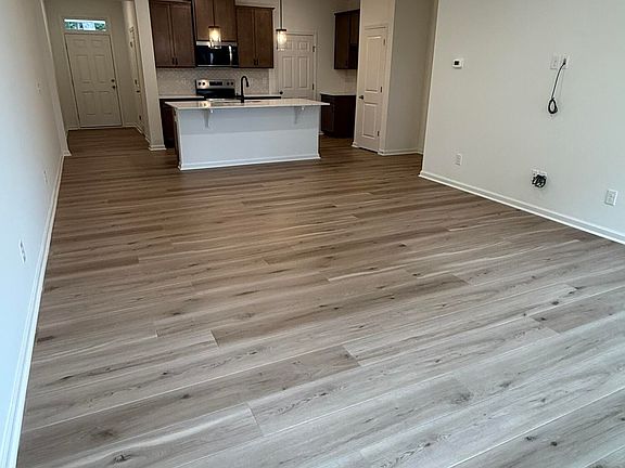 4th image of 214 Parker Ln