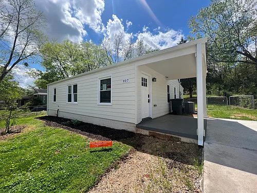 907 Fairway Dr NW Photo 1