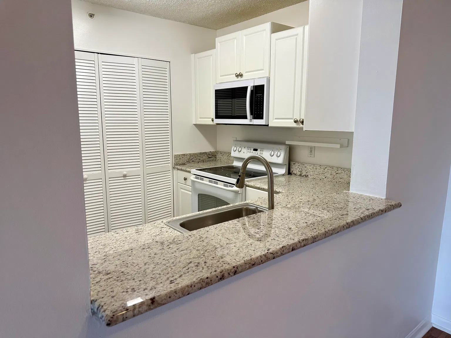 Sheridan East Condominiums — Photo 3