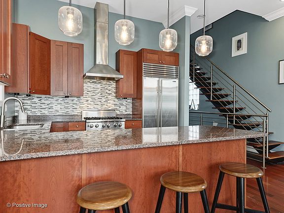 4th image of 1912 W Belmont Ave #3