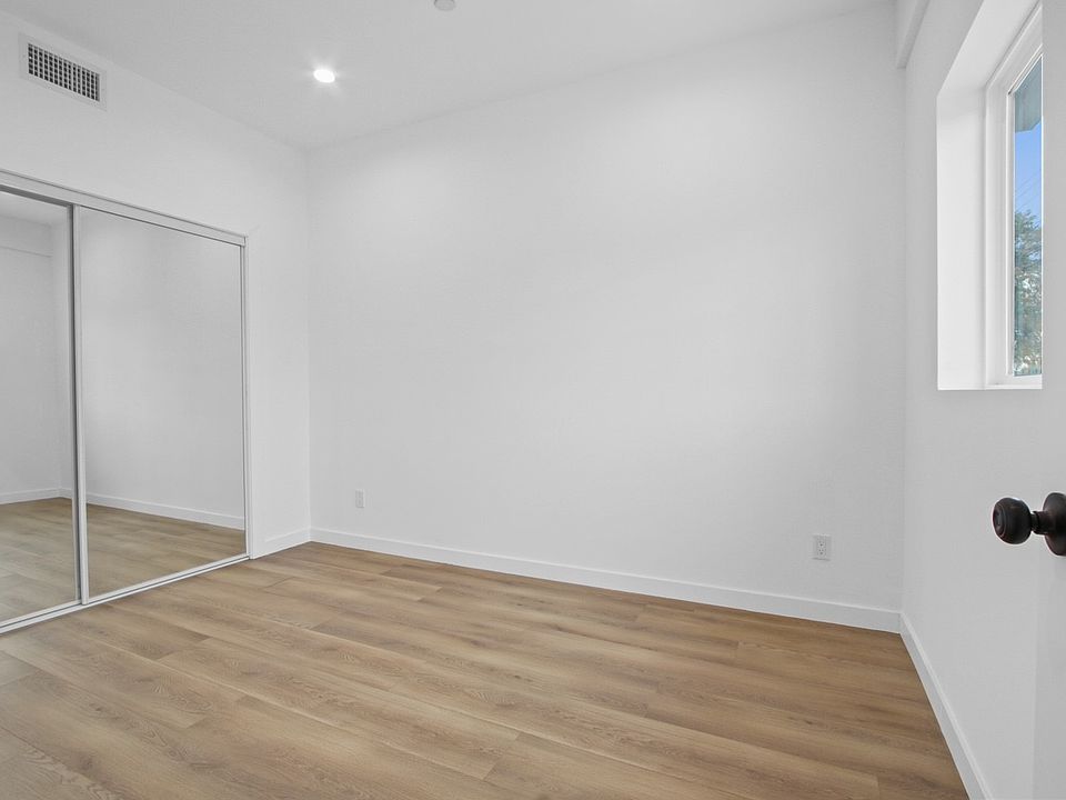 Bedroom (different angle)